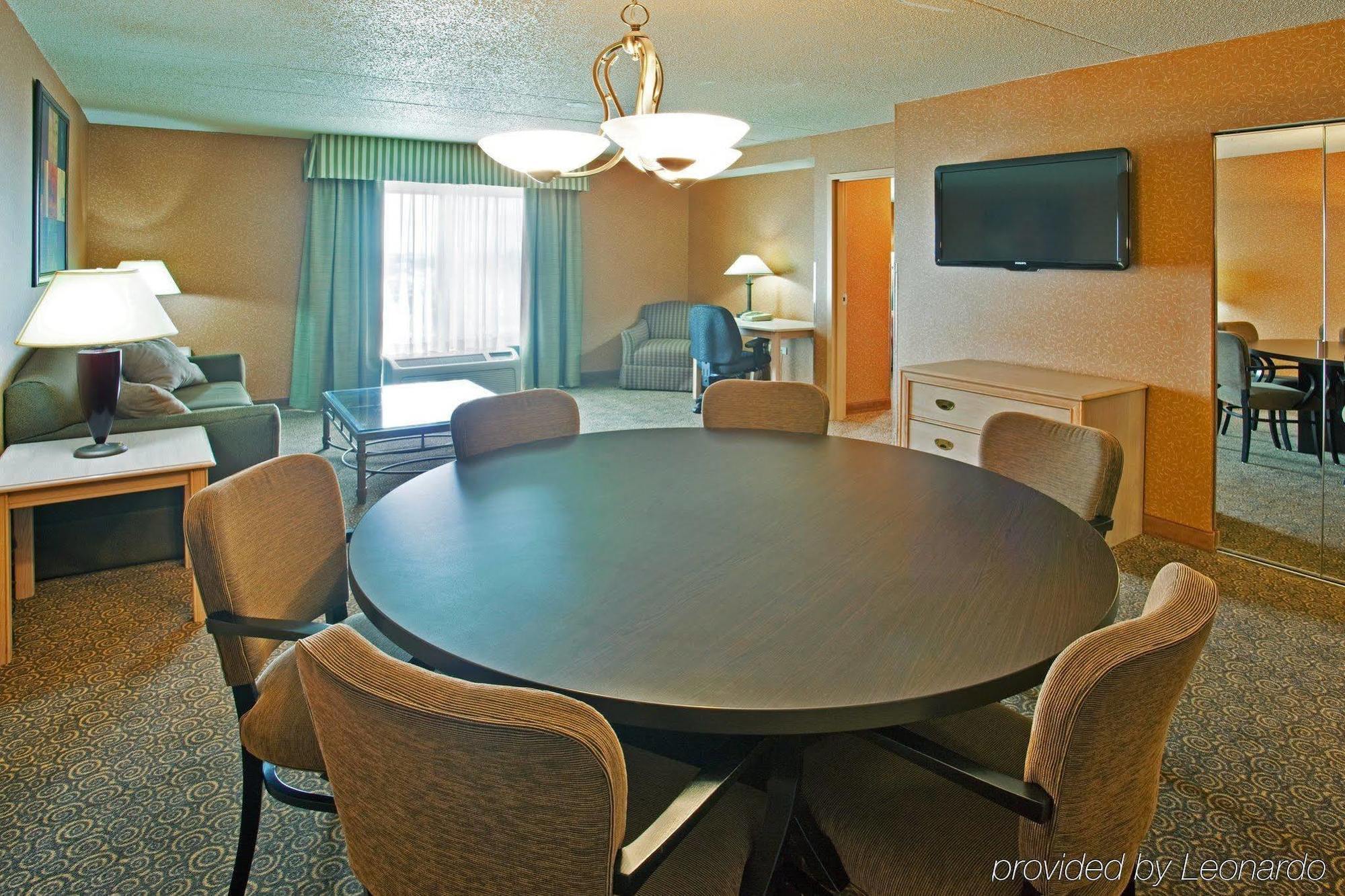 Holiday Inn & Suites Bolingbrook, An Ihg Hotel Room photo